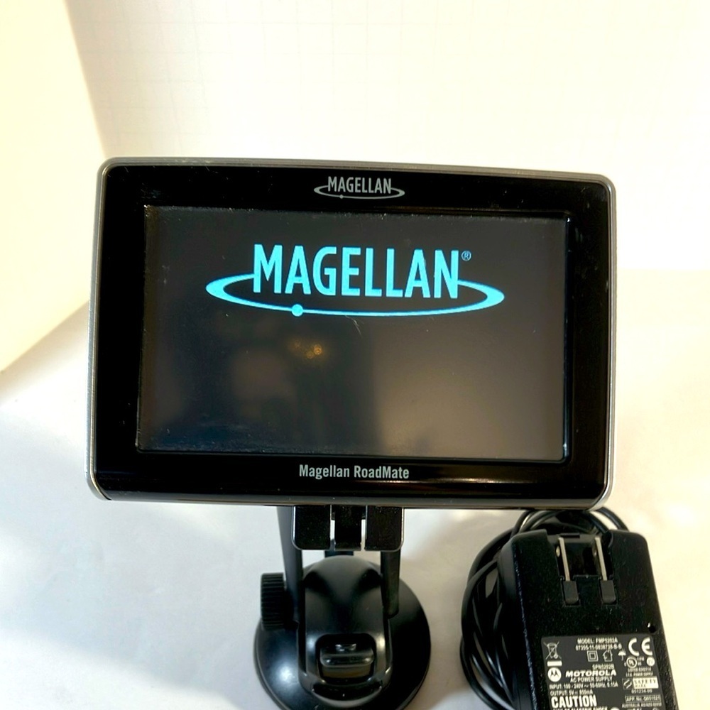 Magellan Road Mate 1440 GPS with Charger and Dashboard Mount